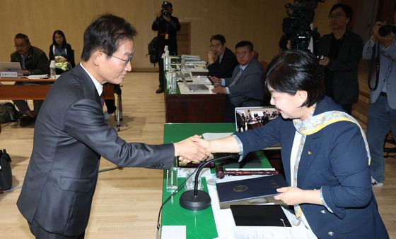 [국감] 선서문 전달하는 김호철 감사원장