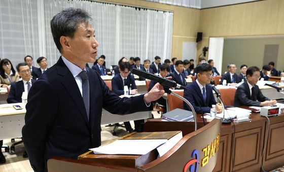 [국감] 박지원 의원 질의 답하는 김영신 감사위원