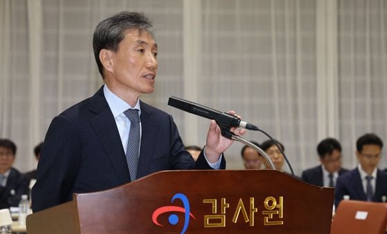 [국감] 답변하는 김영신 감사위원