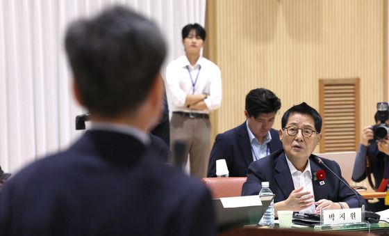 [국감] 김영신 감사위원에 질의하는 박지원 의원