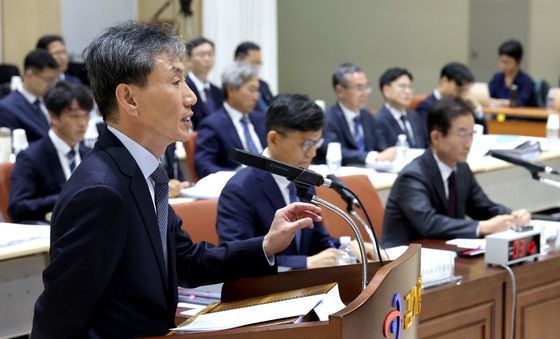 [국감] 질의 답하는 김영신 감사위원
