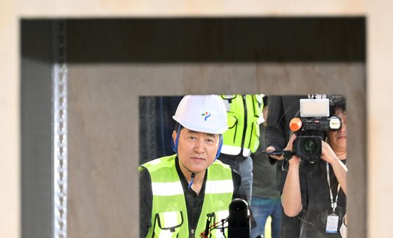 오세훈 시장, 자율비행 드론의 교량 점검 시연 참관