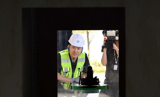 교량관리 드론 시연 바라보는 오세훈 시장