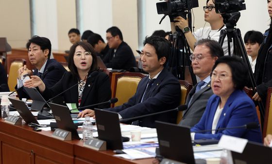 [국감] 이진숙 의원 질의에 항의하는 이주희 의원