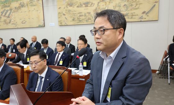 [국감] 질의에 답하는 김영진 교육부 학교정책관