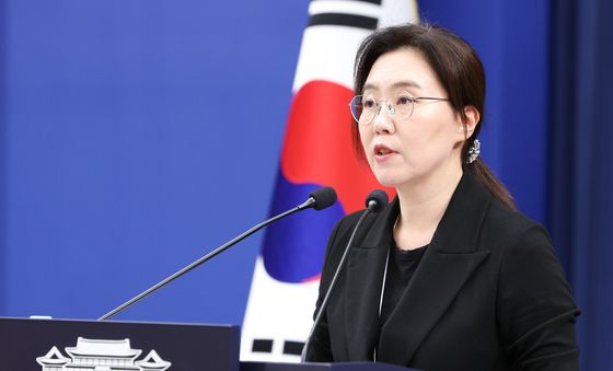 브리핑하는 강유정 대변인