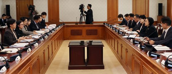 한성숙 총리, 자살예방정책위원회 회의 주재