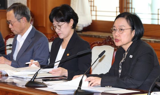 한성숙 총리, 자살예방정책위원회 회의 주재