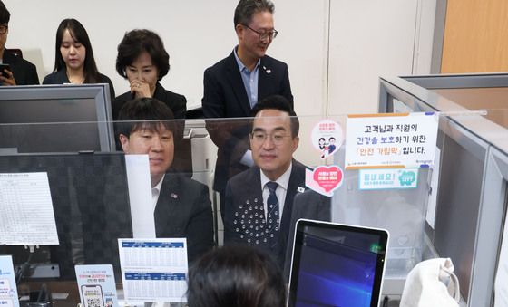 서민금융 상담 현장 찾은 박홍근 장관