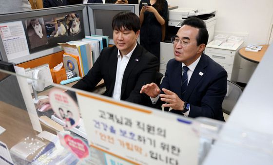 정책금융지원 상담하는 박홍근 장관