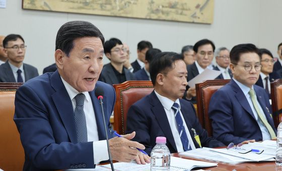 [국감] 국정감사 답변하는 박창달 이사장