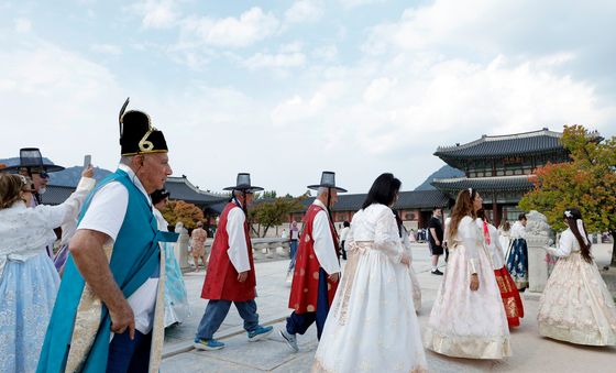 세계 최고의 도시 1위 서울에서 한복 입고 추억 만들기 나선 외국인들