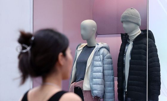 계절은 가을인데 기온은 여름…명동의 엇갈린 풍경