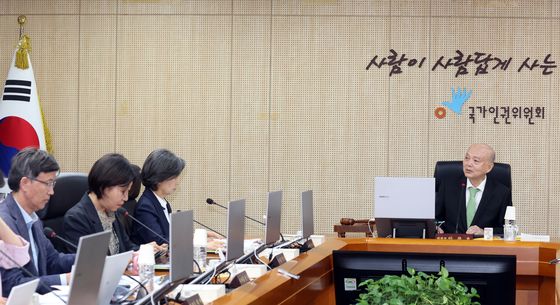 안창호 위원장, 국가인권위 전원위원회 주재