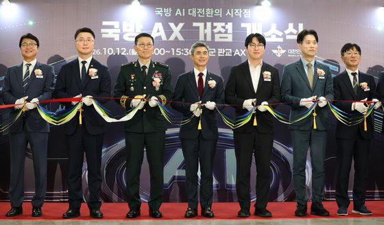 국방 AX거점 개소식 테이프 커팅하는 강신철 장관과 하정우 부위원장