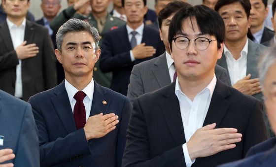 국민의례하는 강신철 장관과 하정우 부위원장