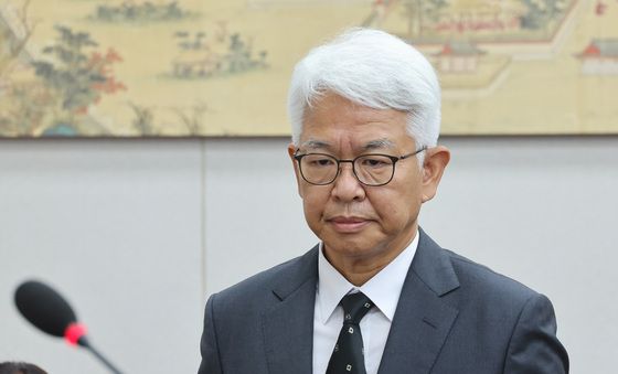 [국감] 증인 출석하는 성윤석 유웨이 대표