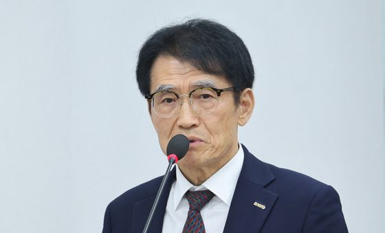 [국감] 답변하는 이하운 한국사학재단 이사장
