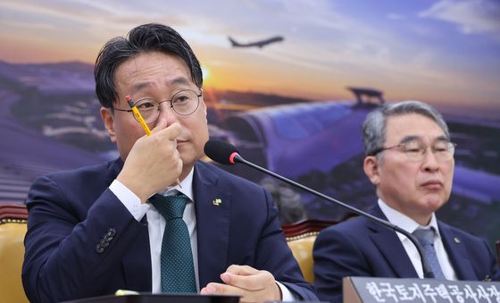 [국감] 질의 듣는 이성훈 LH 사장