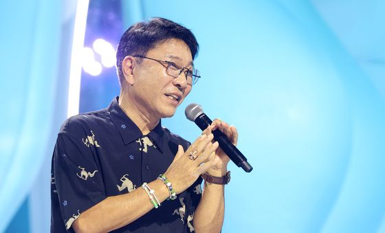 A20 소개하는 이수만 프로듀서