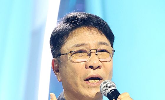 이수만 프로듀서, 2년 5개월 만에 K팝 시장 복귀