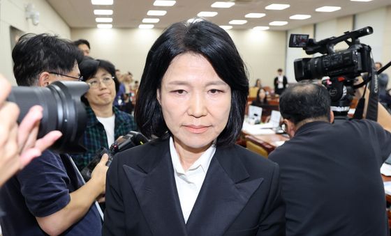 [국감] 제척 의결되 회의장 나서는 이진숙 의원