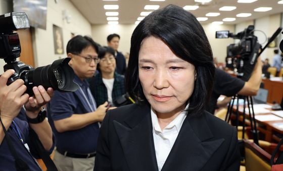 [국감] 제척 의결로 회의장 나서는 이진숙 의원
