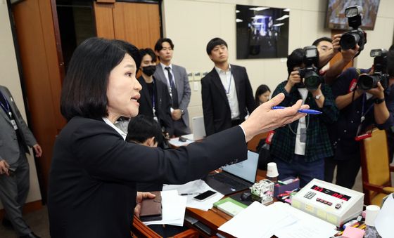 [국감] 제척 의결에 항의하는 이진숙 의원