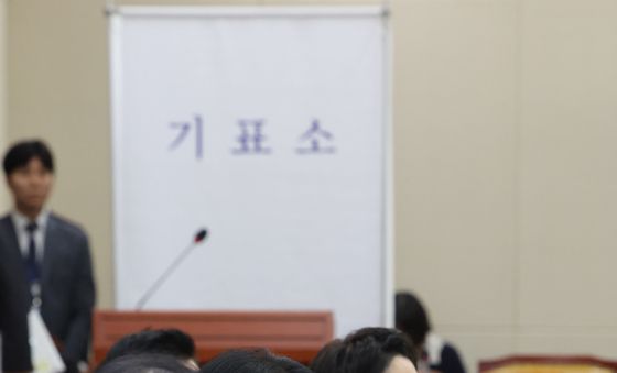 [국감] 제척 투표 앞두고 신상발언하는 이진숙 의원