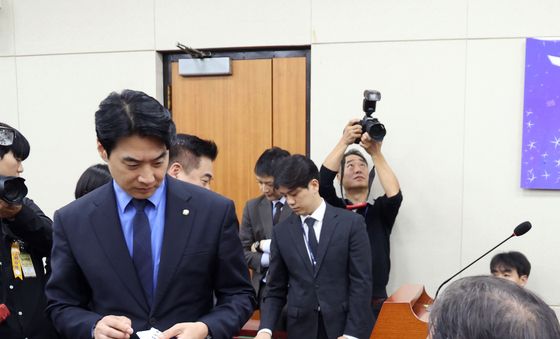 [국감] 이진숙 의원 제척안 투표하는 한준호 與 간사