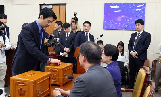 [국감] 이진숙 의원 제척안 투표하는 한준호 與 간사