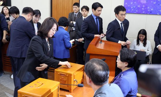 [국감] 이진숙 의원 제척안 투표하는 이주희 의원