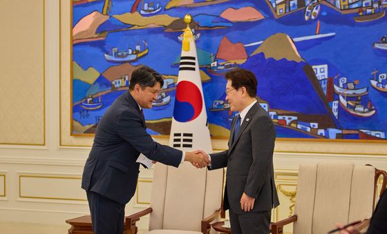 이재명 대통령, 주한키르기스스탄대사와 악수