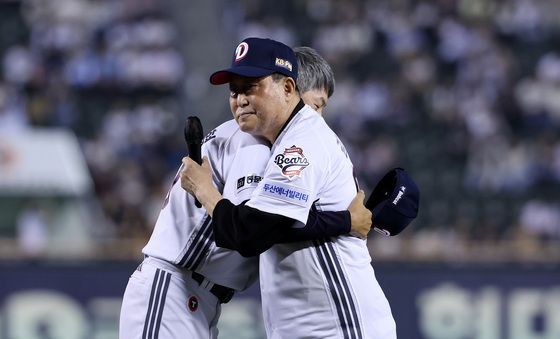 김원형 감독 끌어 안은 김인식 전 감독