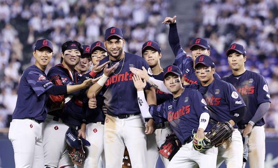 롯데, '잠실 최종전' 두산 7-4 제압…레이예스 '안타왕 3연패'