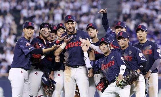 롯데, '잠실 최종전' 두산 7-4 제압…레이예스 '211안타'