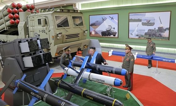 순항미사일 살펴보는 北 김정은 총비서