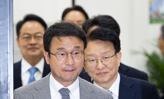 국정감사 대책회의 참석하는 한병도 원내대표