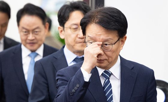 국정감사 대책회의 들어서는 권칠승 정책위의장