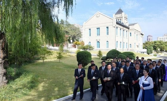 北 직총중앙위 간부들, 당창건사적관 참관