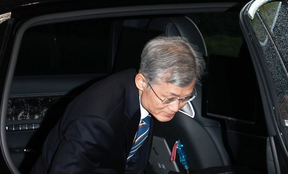 출근하는 조희대 대법원장