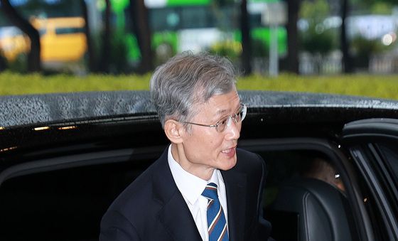 출근하는 조희대 대법원장