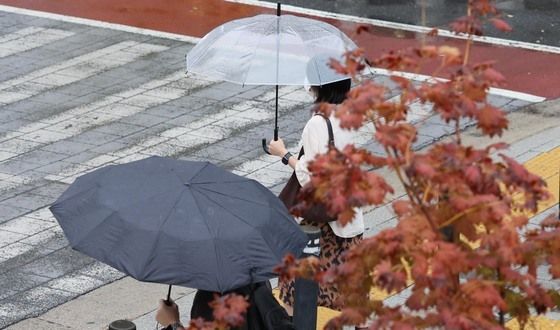 가을비 우산속으로