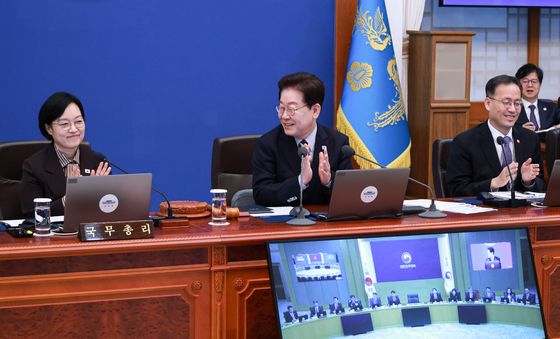 박수치는 이재명 대통령