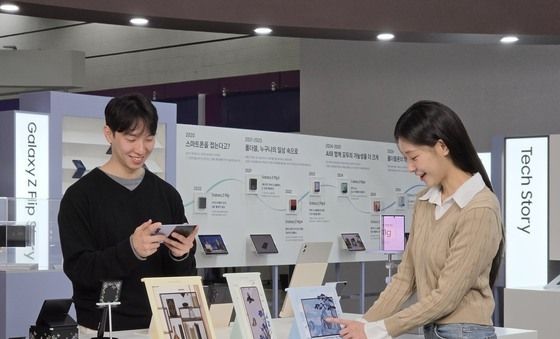 '갤럭시 Z 폴드8 시리즈에 푹 빠지다'