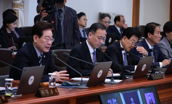 발언 듣는 이형일 부총리