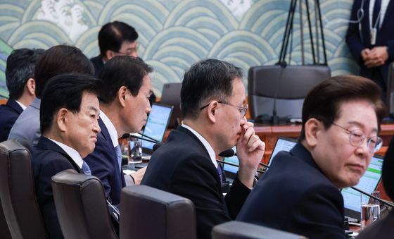 국무회의 참석한 정동영 장관