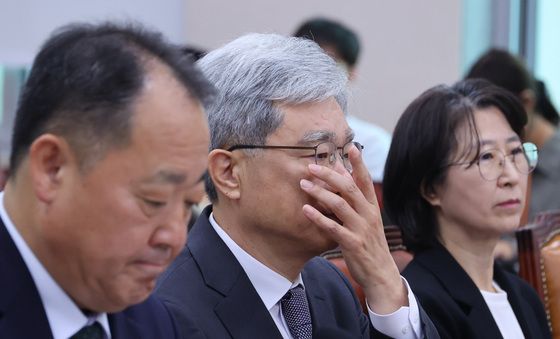 [국감] 안경 고쳐쓰는 김상환 헌재소장