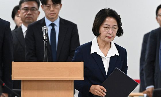 [국감] 선서문 들고 이동하는 추미애
