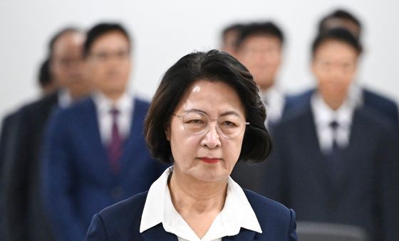 [국감] 선서문 들고 이동하는 추미애